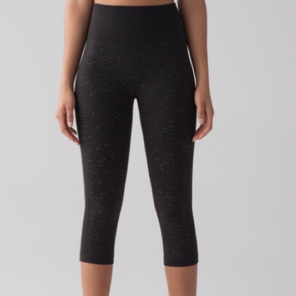 Lululemon Free To Flow Crop Navy And White Cropped Leggings Size 2